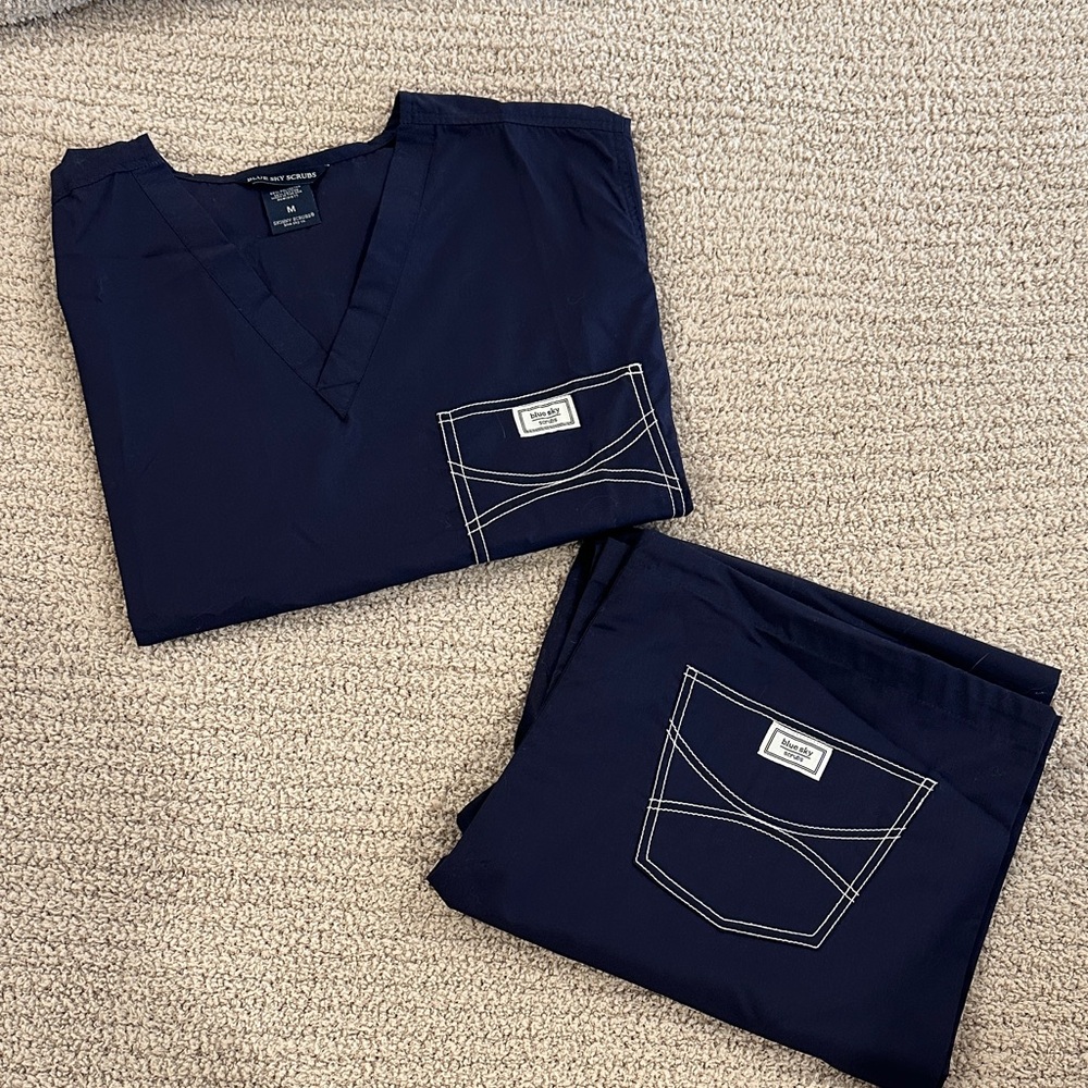 Women’s Medium Navy Blue Sky Scrub Set